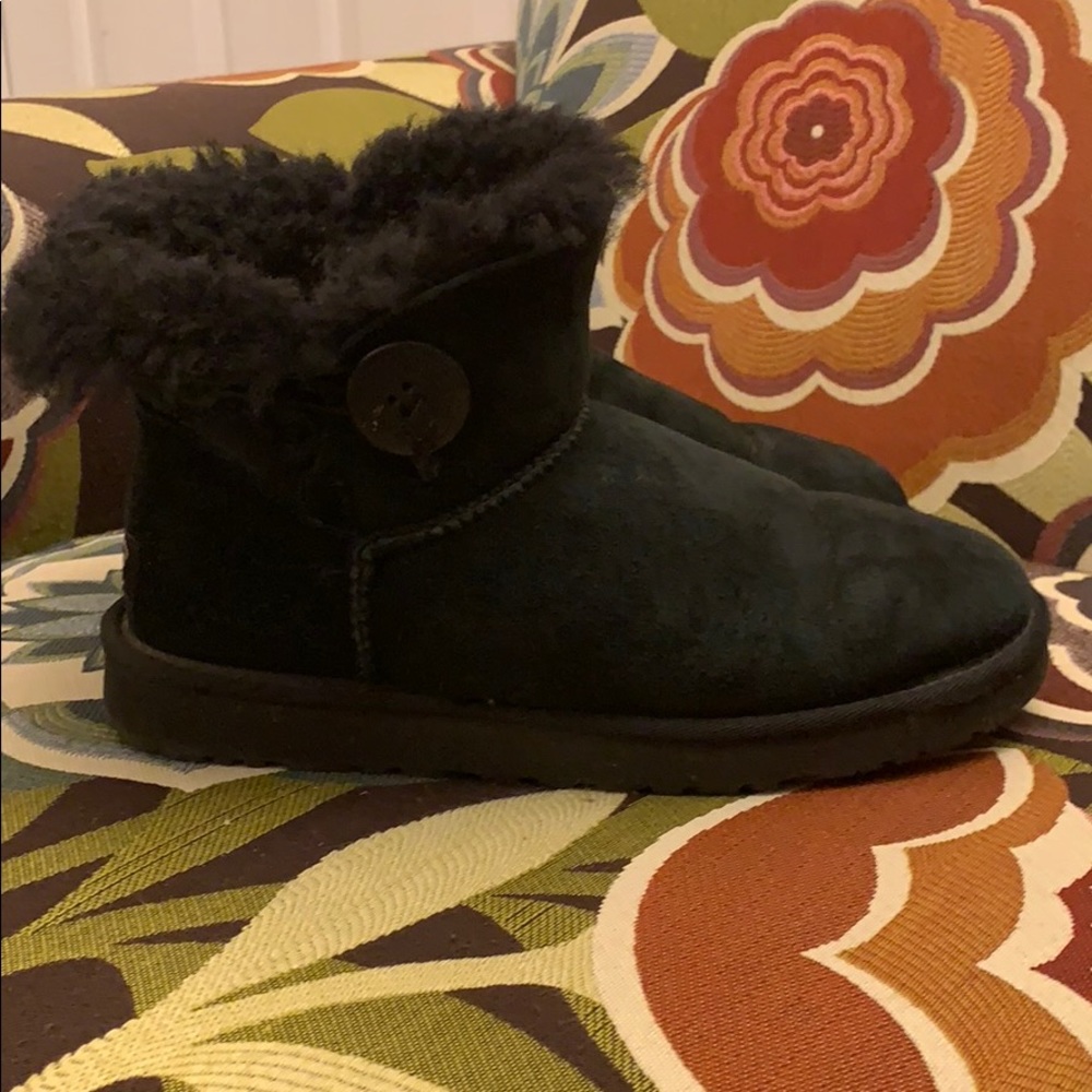UGGS shortie with button